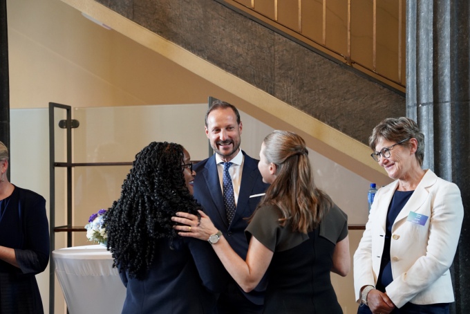 Kronprinsen i samtale med representanter fra Norfunds lokale kontorer. Foto: Sara Svanemyr, Det kongelige hoff.